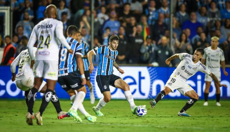 Mathias Villasanti atuando em uma partida de futebol contra o Santos com a camisa do Grêmio