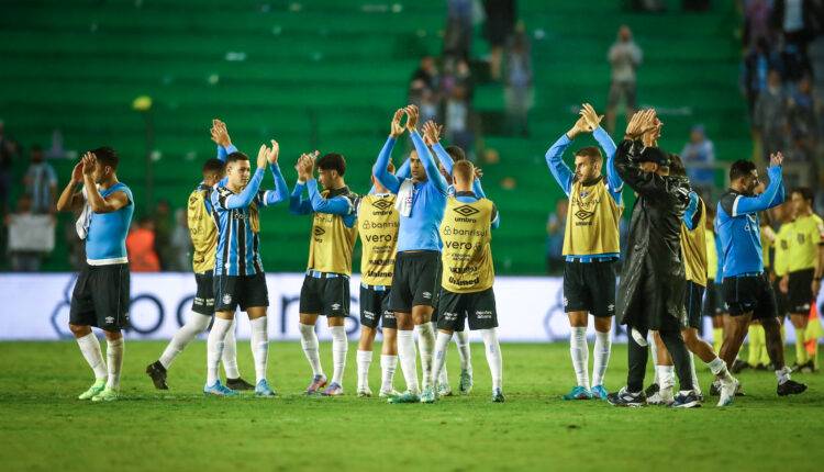 Jogadores do Grêmio agradecendo os torcedores após vitória contra o Santos na estreia no Brasileirão