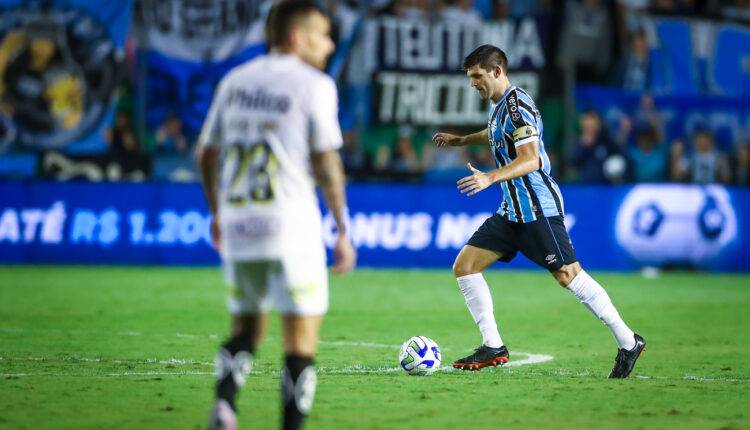 Walter Kannemann, zagueiro do grêmio em atuação contra o Santos.