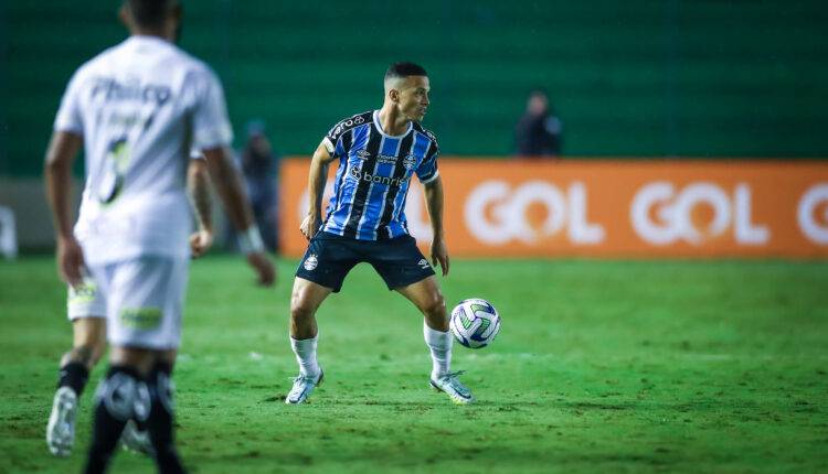 Darlan, jogador do Grêmio em atuação contra o Santos.