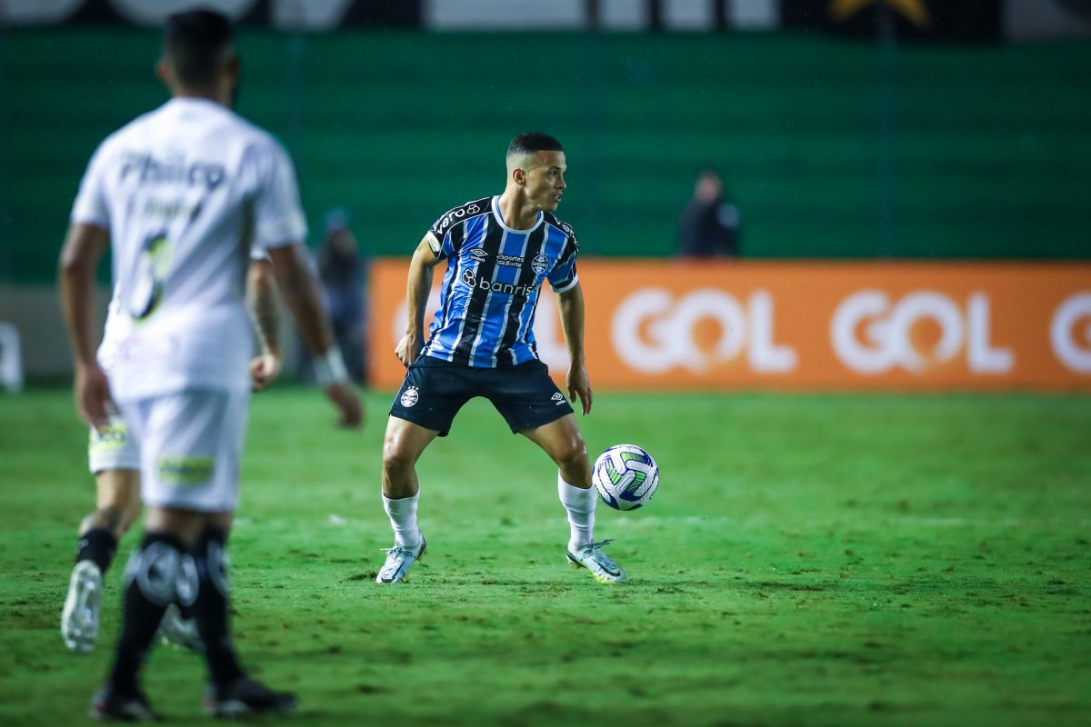 Darlan, jogador do Grêmio em atuação contra o Santos.