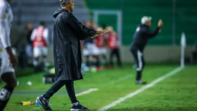 Renato Portaluppi, treinador do Grêmio conduzindo o seu time em partida oficial.