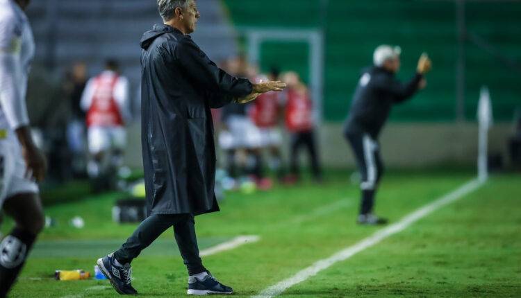 Renato Portaluppi, treinador do Grêmio conduzindo o seu time em partida oficial.