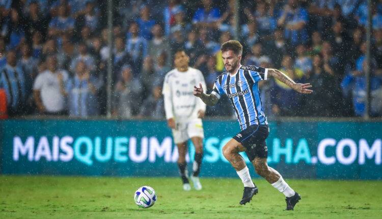 Ex-jogador do Atlético-MG, Nathan atuando com a camisa do Grêmio contra o Santos.