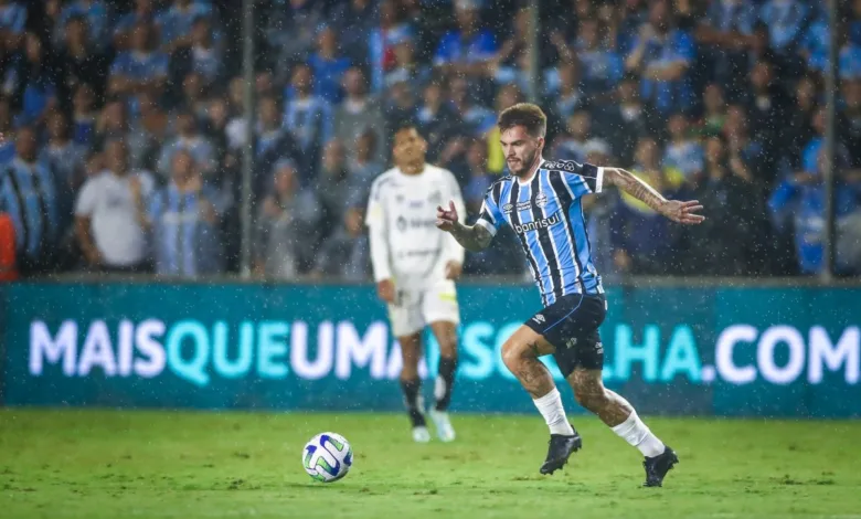 Comentarista deixa alerta para meia do Grêmio titular contra o Goiás: "Se não suar a camisa, não joga" Ex-jogador do Atlético-MG, Nathan atuando com a camisa do Grêmio contra o Santos.