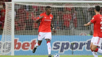 Vitão atuando com a camisa do Inter