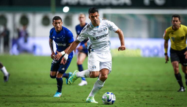 Luis Suárez atuando em partida do Grêmio contra o Cruzeiro