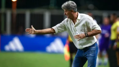 Renato Portaluppi comandando o time do Grêmio em partida de futebol