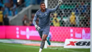 Goleiro Adriel, atuando em partida oficial do Grêmio