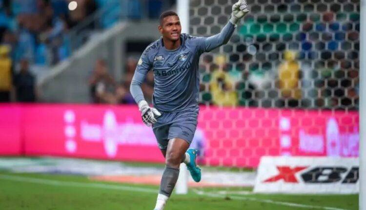 Goleiro Adriel, atuando em partida oficial do Grêmio