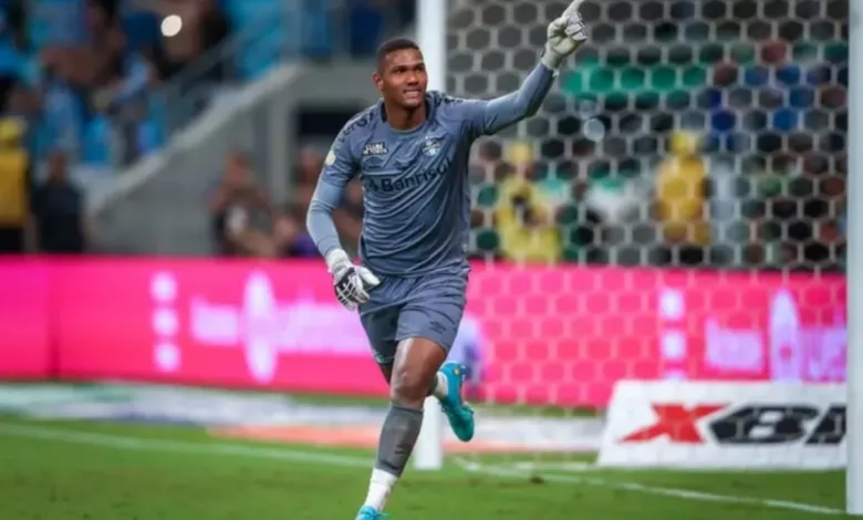 Saiba detalhes da entrevista dada por Adriel que irritou direção do Grêmio e custou vaga no time Goleiro Adriel, atuando em partida oficial do Grêmio
