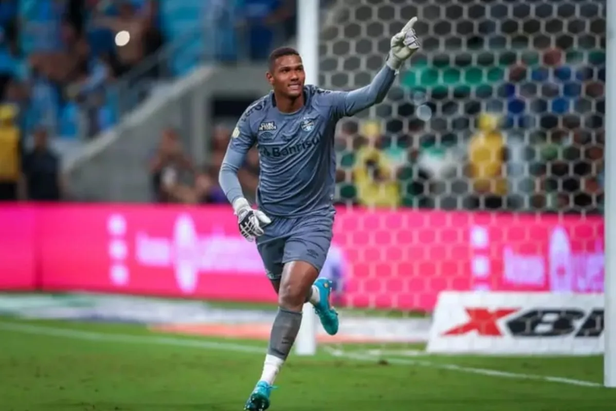 Goleiro Adriel, atuando em partida oficial do Grêmio