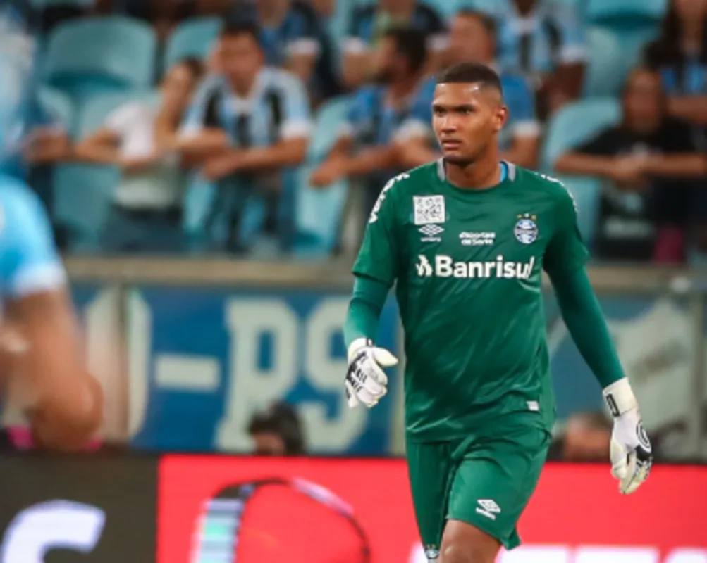 O goleiro que Adriel pediu para não ser comparado antes de começar a se firmar no Grêmio Adriel