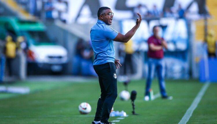 Roger Machado, conduzindo o time do Grêmio no Brasileirão