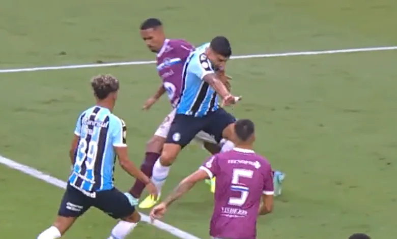 Caxias se revolta com marcação de pênalti que definiu o título para o Grêmio: "Jogamos contra 13" Luis Suárez - Caxias