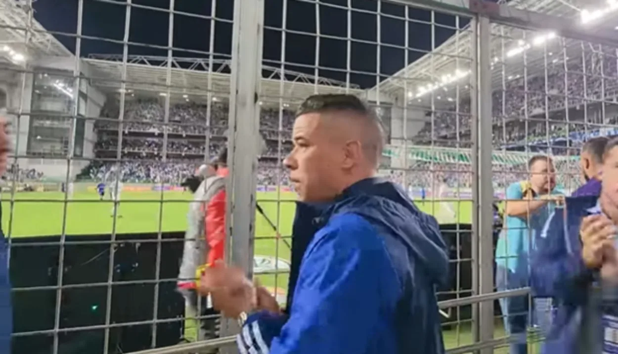Vídeo mostra "lado torcedor" de D'Alessandro nos minutos finais da vitória do Cruzeiro sobre o Grêmio D'Alessandro acompanha jogo entre Cruzeiro x Grêmio