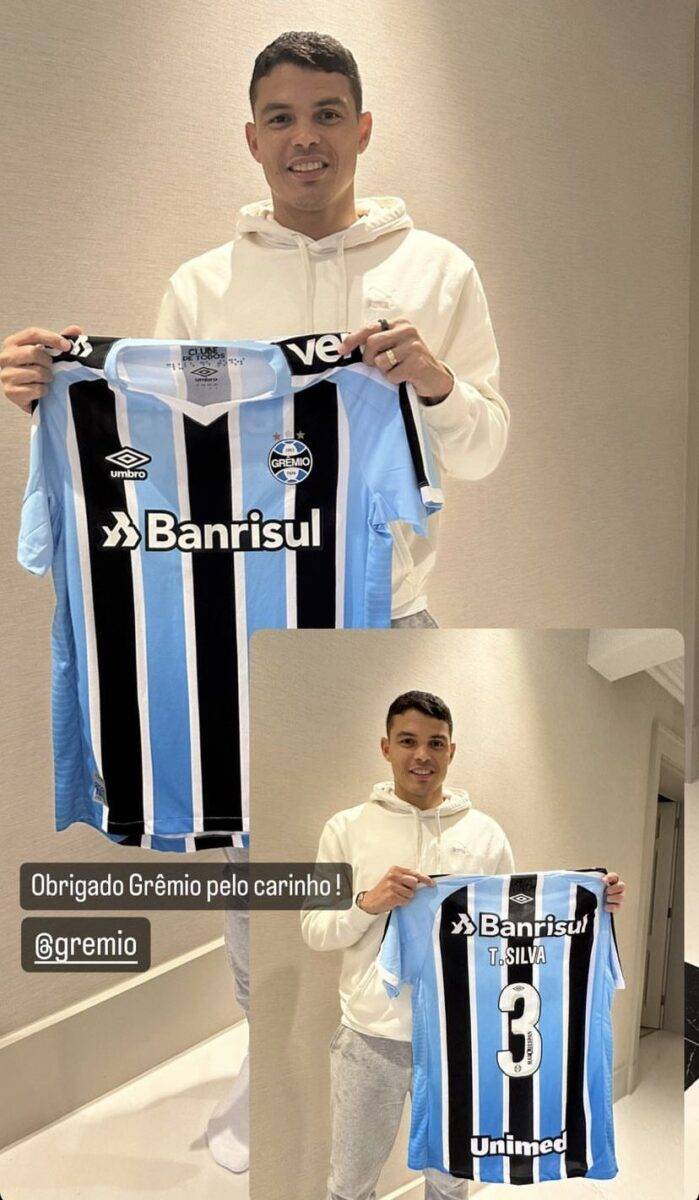 A foto de Thiago Silva recebendo uma camisa do Grêmio que surpreendeu torcedores na web