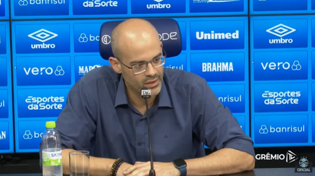 Grêmio admite novas saídas, defende Departamento Médico e prepara reclamação formal à CBF Paulo Caleffi, dirigente do Grêmio em coletiva de imprensa