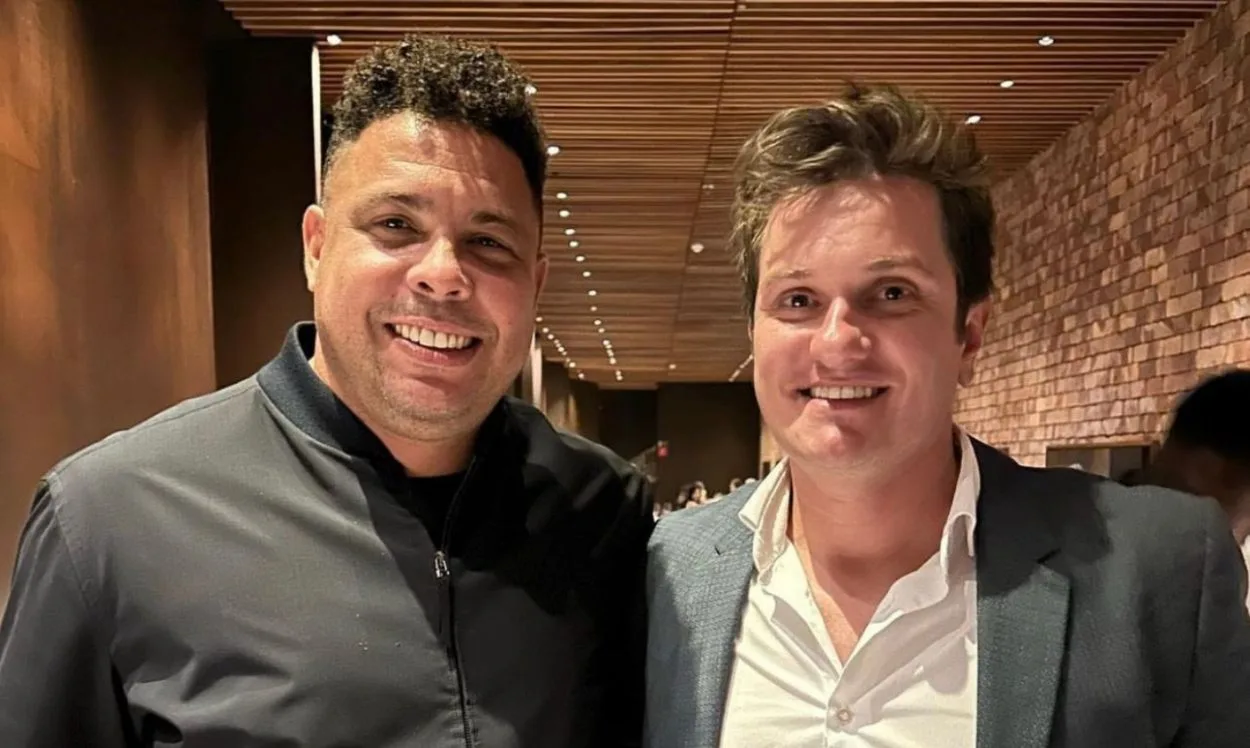 Dirigente tricolor tira foto com Ronaldo antes de duelo e Grêmio "reencontra" D'Alessandro Ronaldo Nazário (SAF do Cruzeiro) e Antonio Brum (dirigente do Grêmio) em momento de bastidores