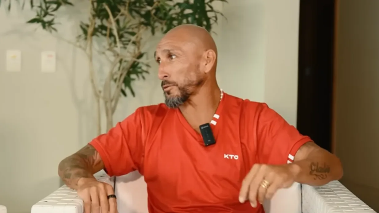 Guiñazu coloca 10 colorados em seleção da carreira e diz como seria um duelo com Suárez Guiñazu, agora ex-jogador, concedendo entrevista e falando do Inter
