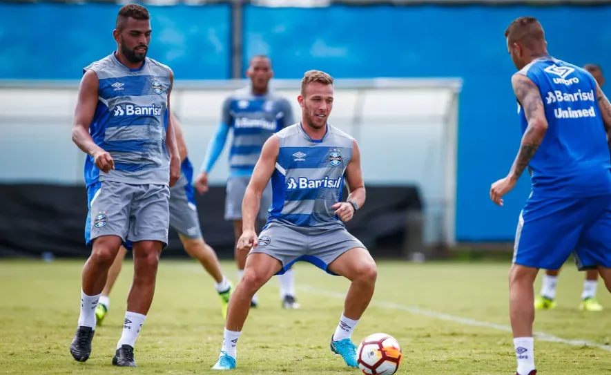 Arthur reforça carinho pelo Grêmio, mas diz que ainda falta tempo para voltar: "Tenho chão na Europa" Grêmio