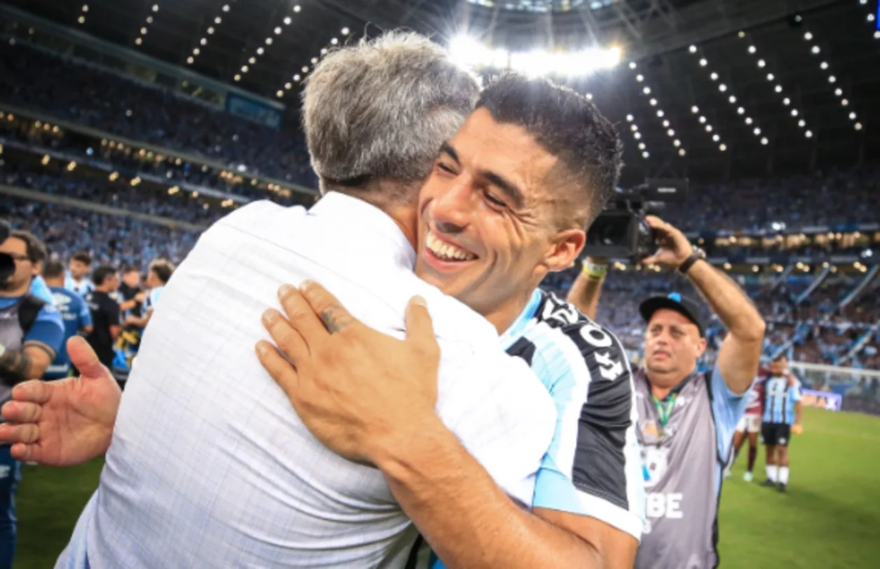 A primeira frase de Renato Portaluppi para Suárez no gramado depois do título gaúcho do Grêmio A primeira frase de Renato Portaluppi para Suárez no gramado depois do título gaúcho do Grêmio