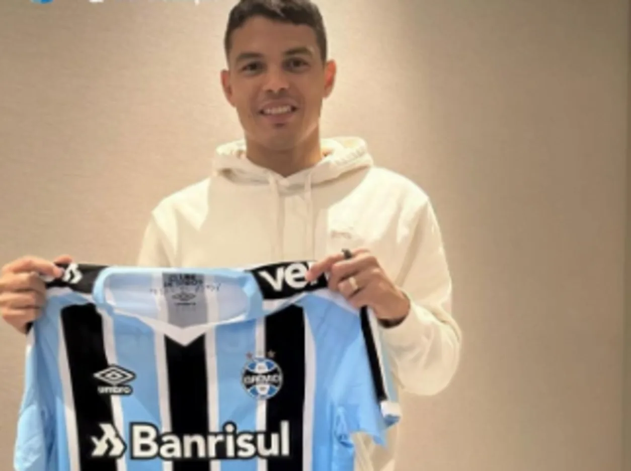 A foto de Thiago Silva recebendo uma camisa do Grêmio que surpreendeu torcedores na web Grêmio