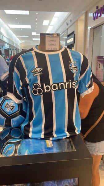 Suposta nova camisa oficial do Grêmio para a temporada de 2023 vaza na web; veja imagens e detalhes