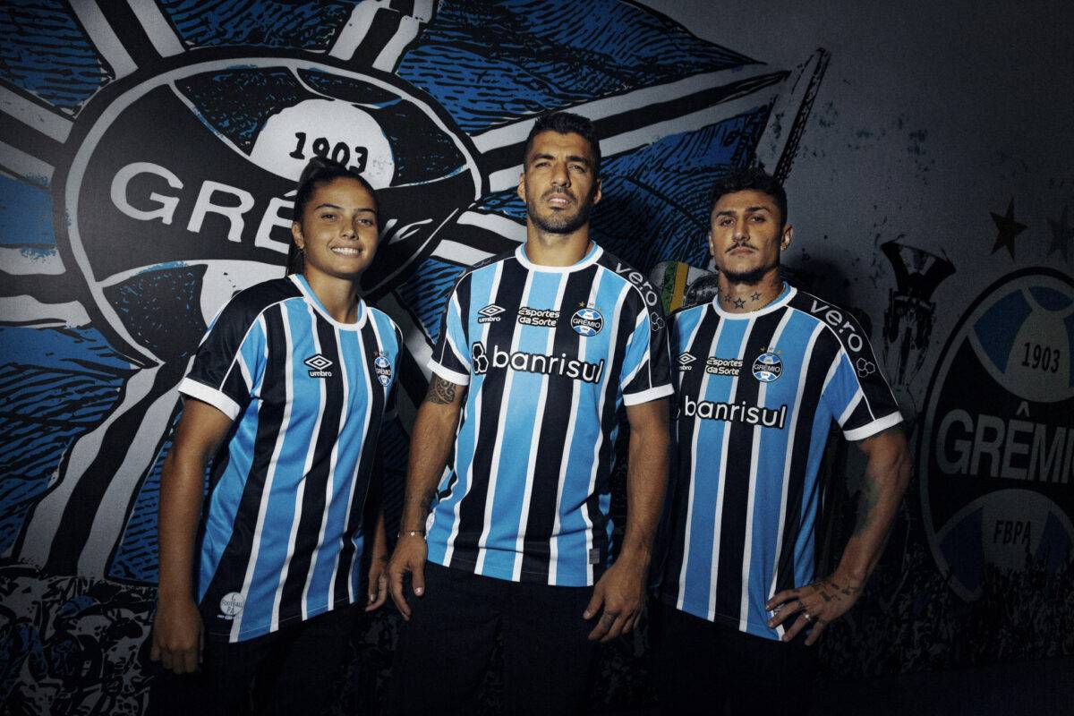 Com Suárez, Vina e Reinaldo de "modelos", Grêmio apresenta oficialmente o novo uniforme; confira