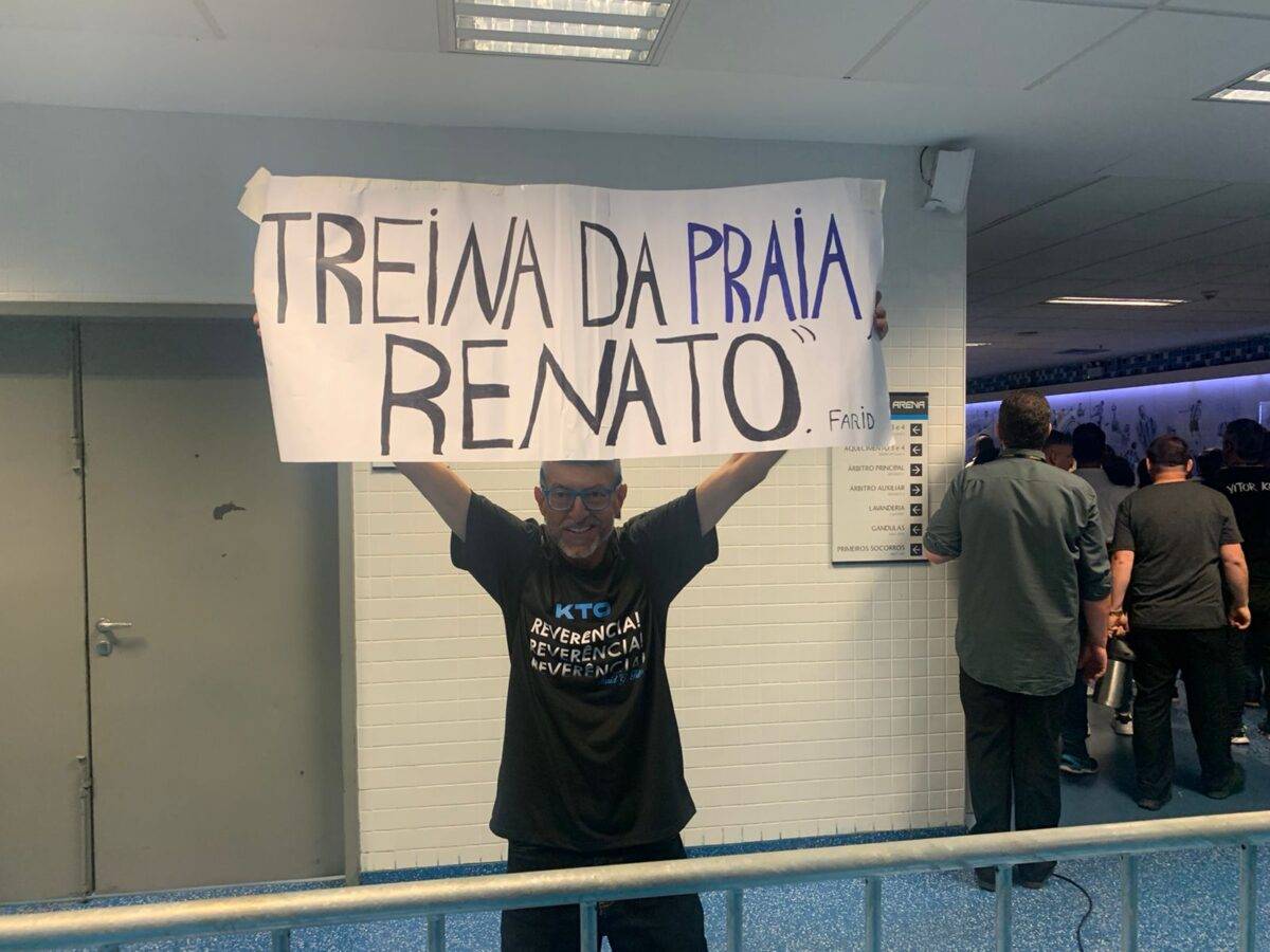 Após título do Grêmio, Farid aparece com cabelo pintado de azul e abre faixa: "Treina da praia, Renato"