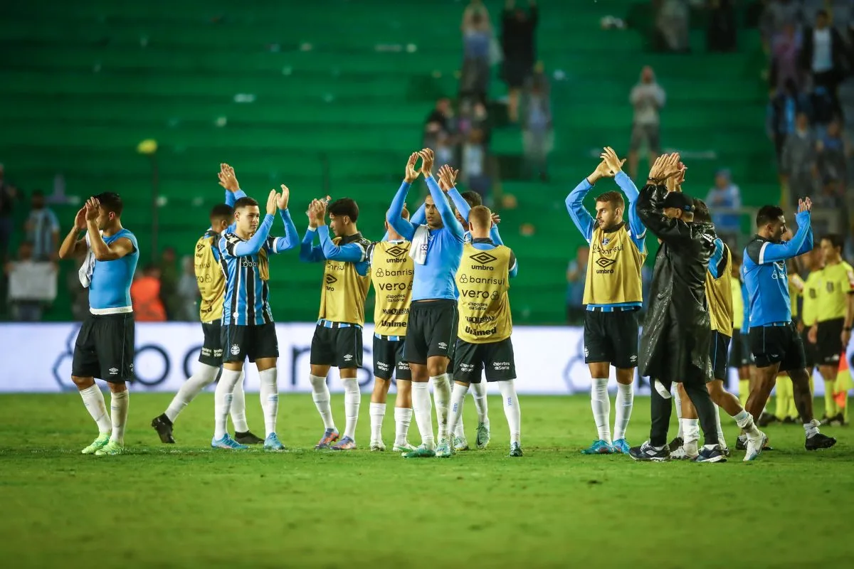 Jogadores do Grêmio agradecendo os torcedores após vitória contra o Santos na estreia no Brasileirão