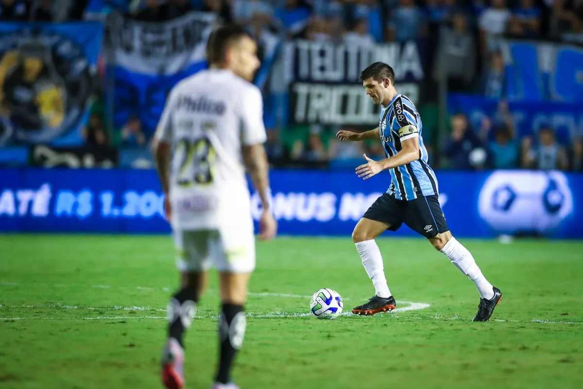Walter Kannemann, zagueiro do grêmio em atuação contra o Santos.