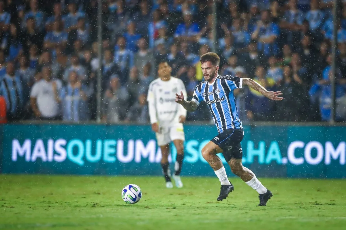 Ex-jogador do Atlético-MG, Nathan atuando com a camisa do Grêmio contra o Santos.