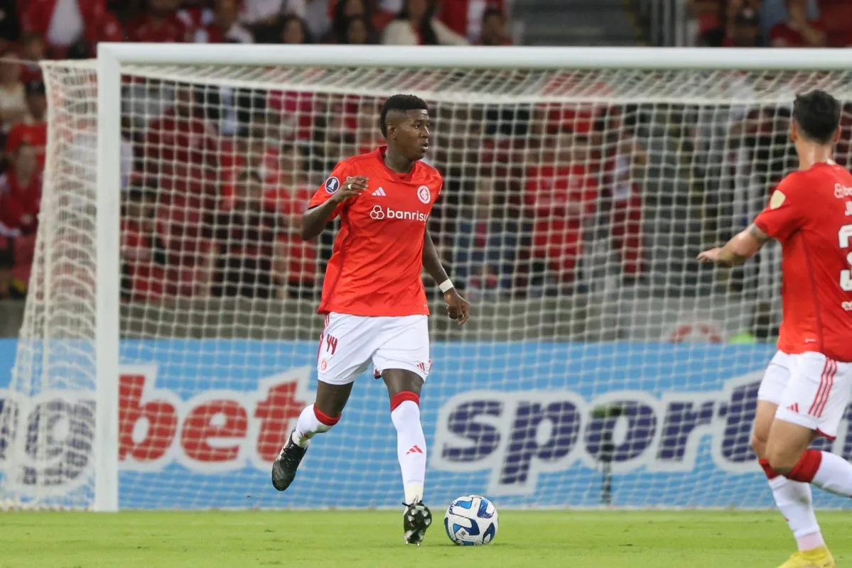 Vitão atuando com a camisa do Inter
