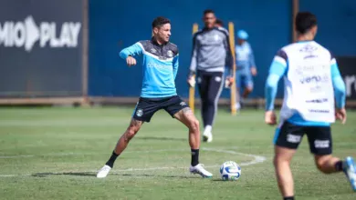 Fora dos planos do Grêmio: surge um primeiro clube interessado em contratar Diogo Barbosa Diogo Barbosa saindo do Grêmio