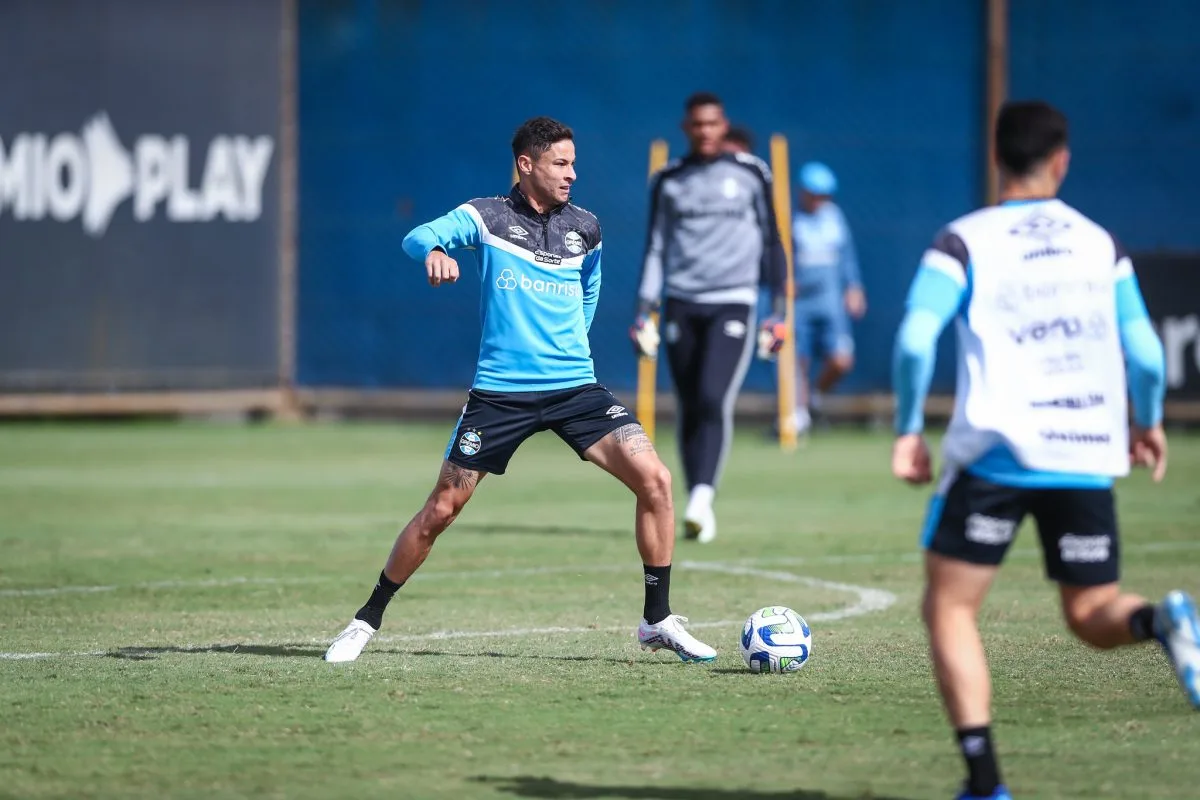 Diogo Barbosa engata sequência no Grêmio, ganha moral com Renato e evita entrevistas Diogo Barbosa saindo do Grêmio