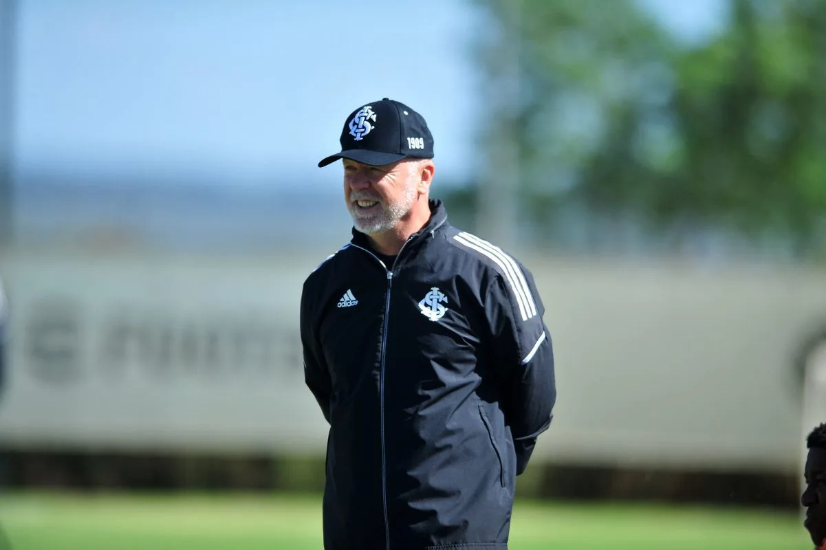 Mano Menezes comandando o time do Inter em treino