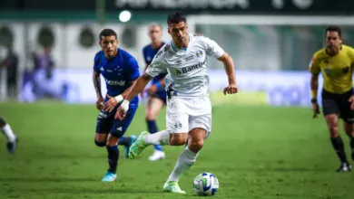 Repórter traz bastidores da decisão de Suárez de não ir se consultar com médico em Barcelona Luis Suárez atuando em partida do Grêmio contra o Cruzeiro