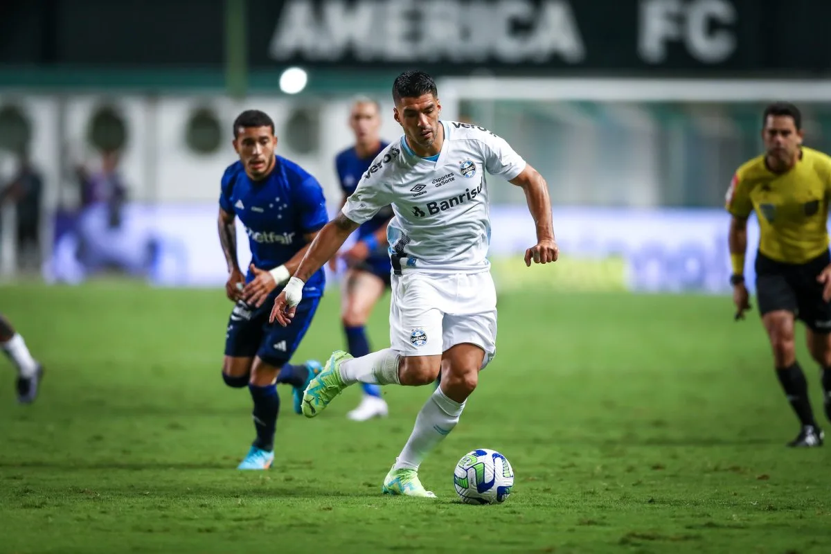 Luis Suárez atuando em partida do Grêmio contra o Cruzeiro