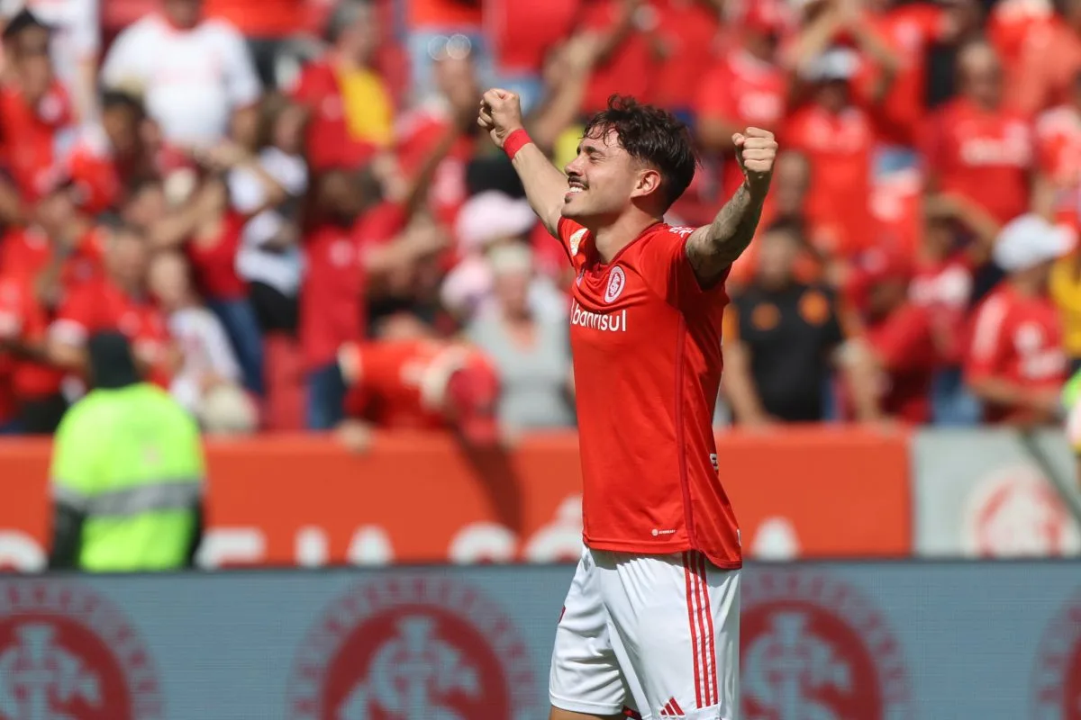 Destaque do Inter contra o Flamengo, Mauricio confirma ter recebido proposta do Bragantino Maurício comemora gol pelo Inter