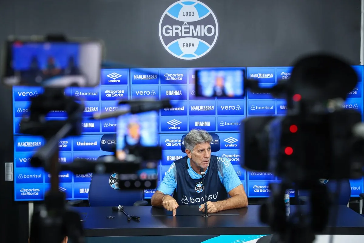 Repórter da Rádio Gaúcha diz que não irá mais nas coletivas do Grêmio se torcedores seguirem presentes: "Claque não" Renato no comando do Grêmio