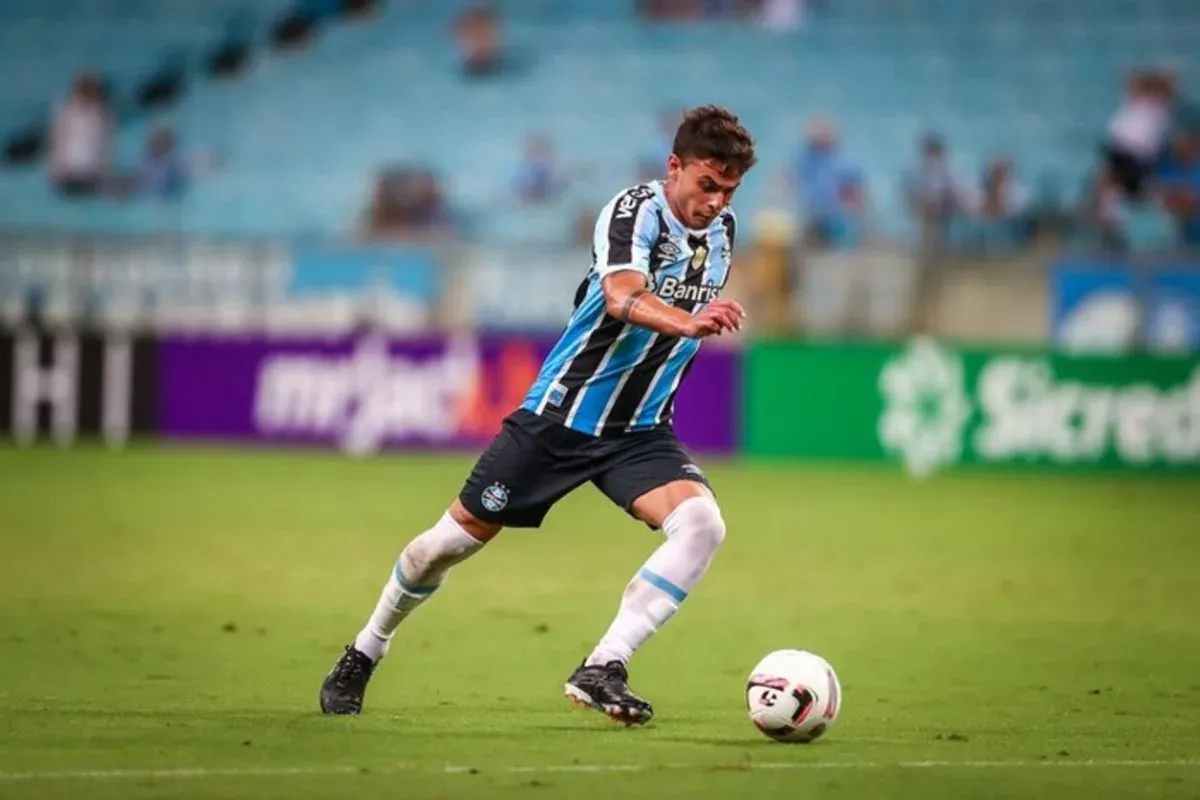 Carballo ainda sente dores após cirurgia e segue sem prazo para voltar a jogar no Grêmio Carballo é do Grêmio