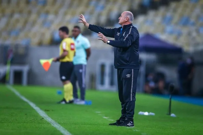 Antes de enfrentar o Grêmio, Felipão se incomoda em coletiva de imprensa: "Tenho que fazer mágica?" Felipão pelo Grêmio