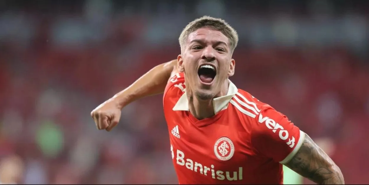 Lucca comemorando gol pelo Inter e esperando chance de Coudet