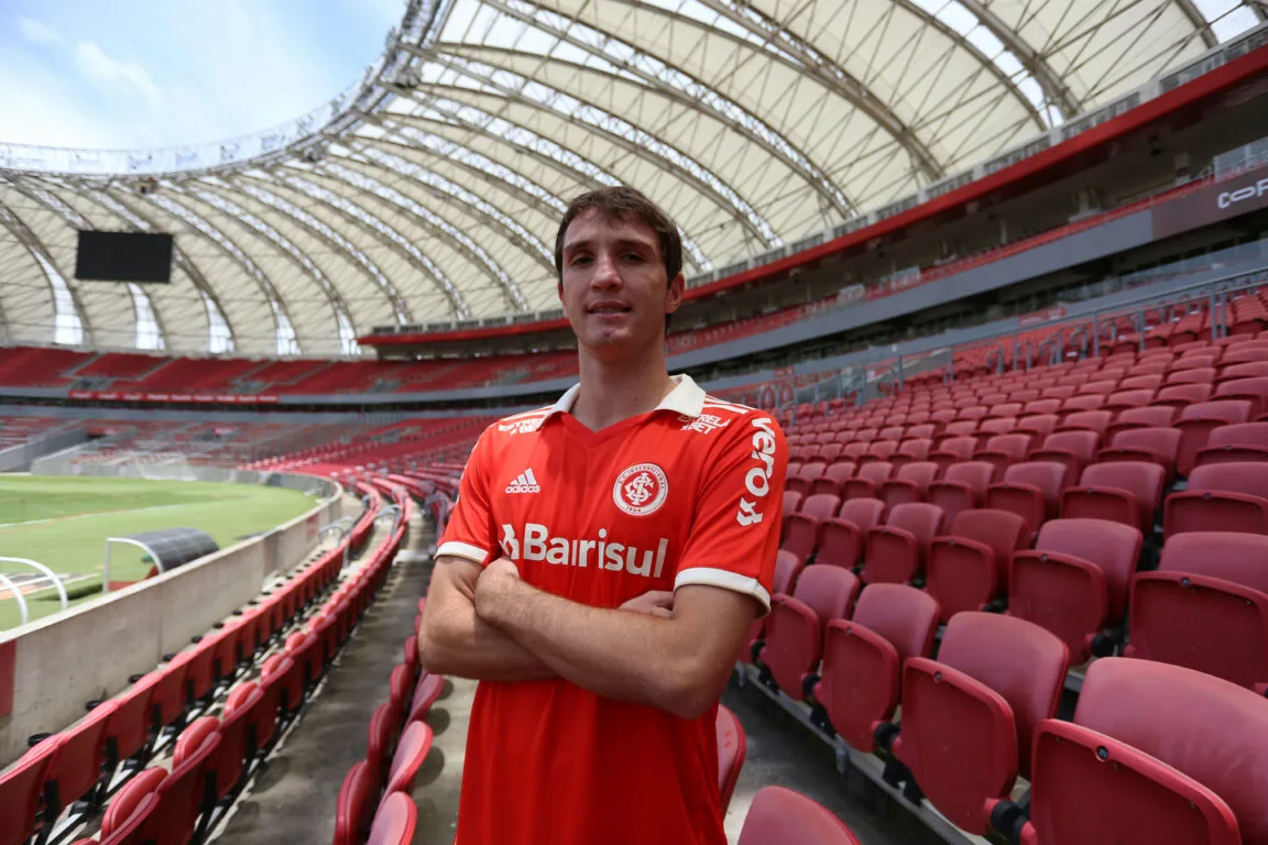 Dirigente do Inter projeta a venda de dois jogadores e abre o jogo sobre Mário Fernandes: "Aceitamos" Inter