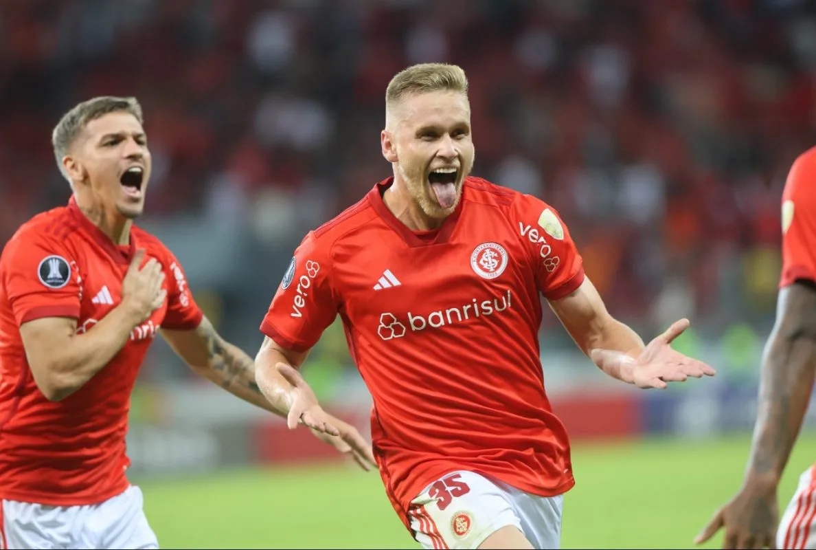 Alemão comemorando gol pelo Inter