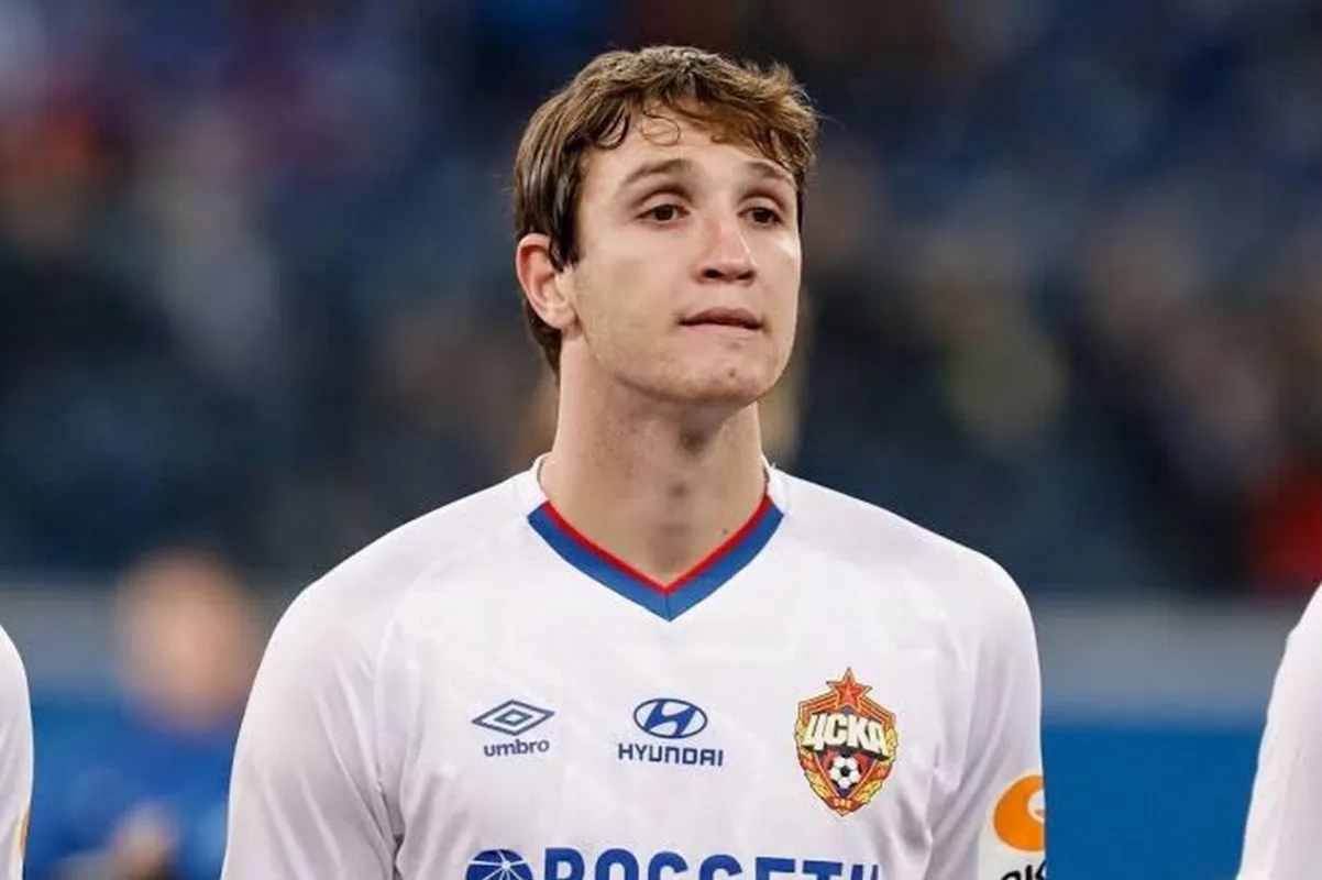 Torcedores do Grêmio tiram onda e brincam com a saída precoce de Mário Fernandes do Inter Ex-Grêmio, Mário Fernandes , agora também ex-Inter em atividade, posicionado para o hino nacional da Ucrânia quando jogava pelo CSKA