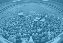 Estádio Arena do Grêmio, lotado, olhando de uma goleira a outra. Foto espetacular.