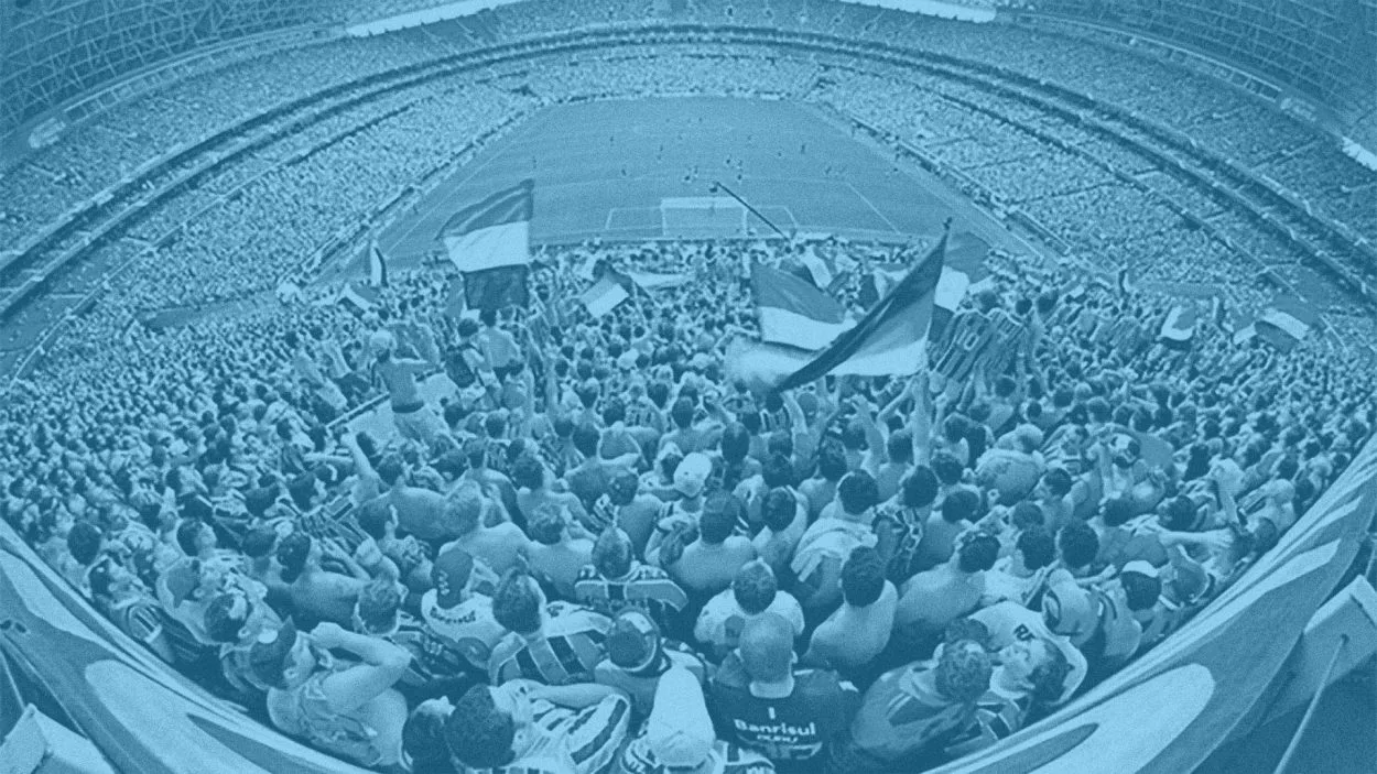 Estádio Arena do Grêmio, lotado, olhando de uma goleira a outra. Foto espetacular.