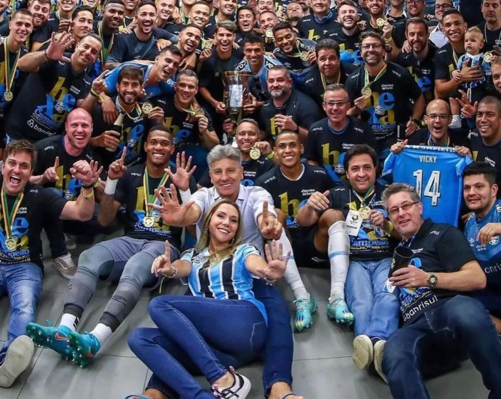 Carol Portaluppi apoia o pai em final, tira foto com o grupo do Grêmio e vibra com título: "Foi mágico" Grêmio
